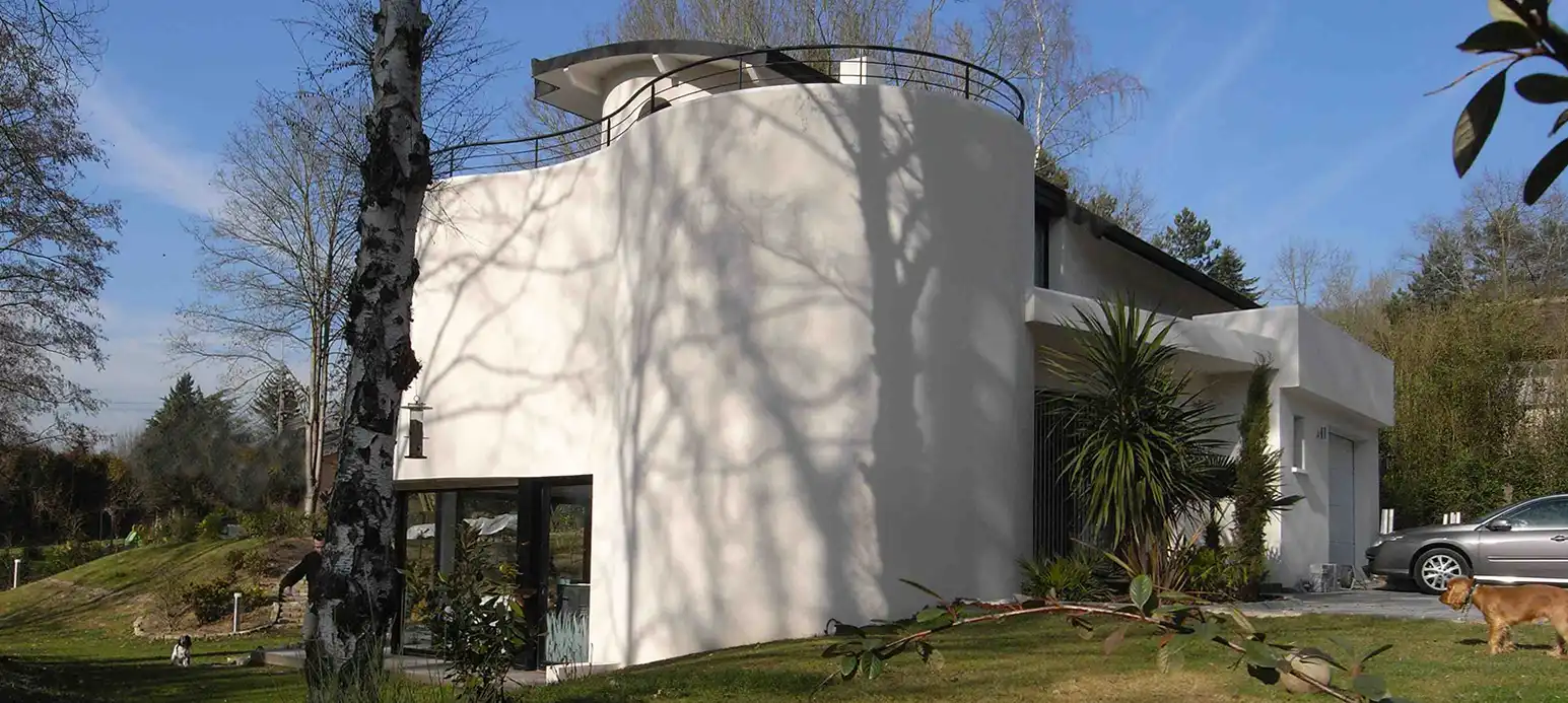 maison d'architecte avec demi niveaux sur un terrain en pente